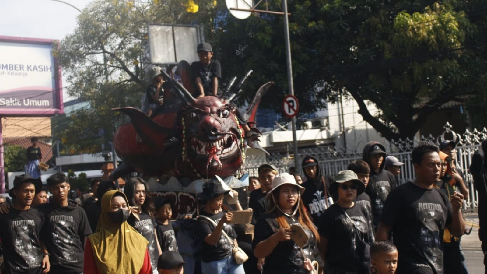 Festival Pesisiran 2025: Ribuan Warga Cirebon Rayakan Tradisi Nadran sebagai Ungkapan Syukur Laut