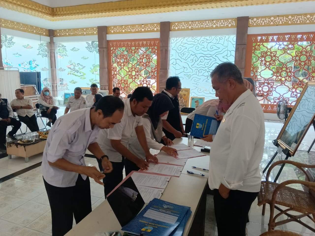 TINGKATKAN KOMITMEN DAN AKUNTABILITAS, DISBUDPAR KOTA CIREBON LAKSANAKAN PENANDATANGANAN PAKTA INTEGRITAS