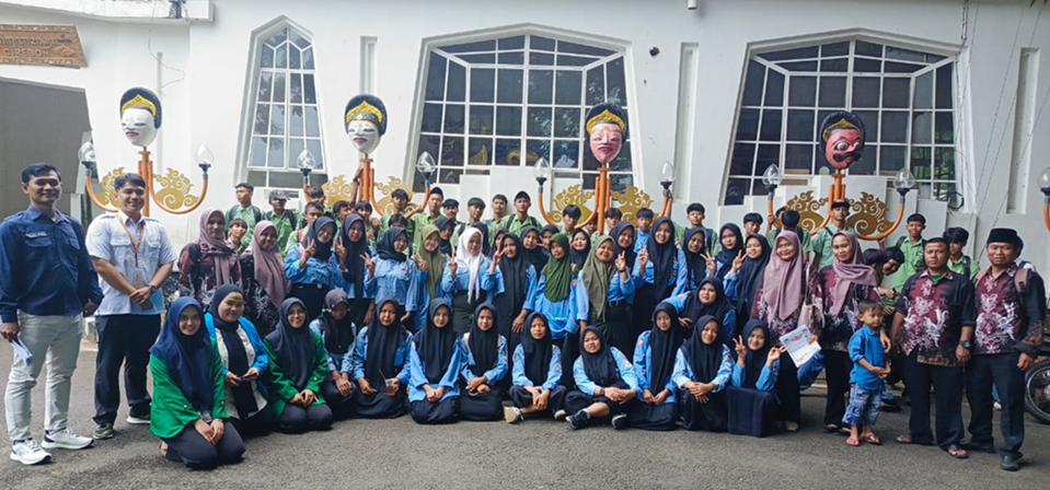 Mahasiswa Magang Disbudpar Dampingi Kunjungan Edukatif SMK Darul Ulum Kertasemaya di Museum Topeng Cirebon